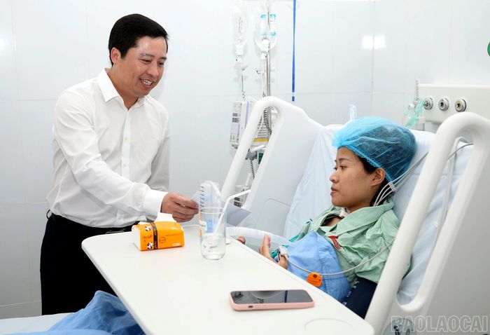 Đồng chí Dương Quốc Huy - Ủy viên Ban Chấp hành Trung ương Đảng, Bí thư Tỉnh ủy Lào Cai thăm hỏi bệnh nhân ghép thận đang điều trị tại Bệnh viện Đa khoa số 2 tỉnh Lào Cai.