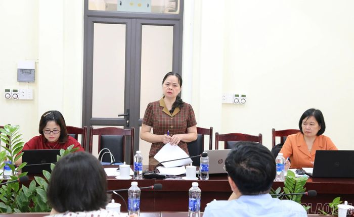 Bà Cao Thị Hòa Bình - Chi cục trưởng Chi cục Trồng trọt, Bảo vệ thực vật và Chăn nuôi, Thú y, Thủy sản tỉnh Lào Cai trao đổi về định hướng phát triển nông nghiệp tại xã Pha Long.