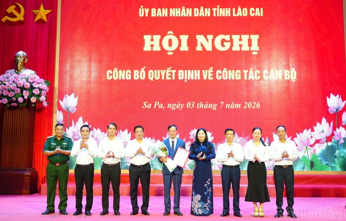 Đồng chí Vũ Thị Hiền Hạnh - Phó Chủ tịch UBND tỉnh cùng lãnh đạo phường Sa Pa tặng hoa chúc mừng đồng chí Cấn Xuân Trọng.