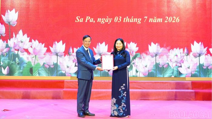 Đồng chí Vũ Thị Hiền Hạnh - Phó Chủ tịch UBND tỉnh trao quyết định cho tân Phó Chủ tịch UBND phường Sa Pa Cấn Xuân Trọng.