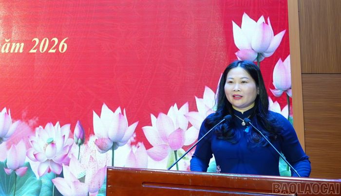 Đồng chí Vũ Thị Hiền Hạnh - Phó Chủ tịch UBND tỉnh phát biểu giao nhiệm vụ cho tân Phó Chủ tịch UBND phường Sa Pa.