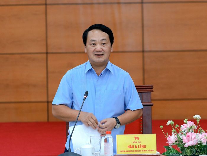 Đồng chí Hầu A Lềnh - Ủy viên Ban Chấp hành Trung ương Đảng, Bí thư Tỉnh ủy Tuyên Quang phát biểu tại buổi làm việc.