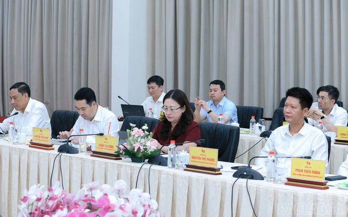 Các đồng chí Thường trực Tỉnh ủy Lào Cai dự buổi làm việc.