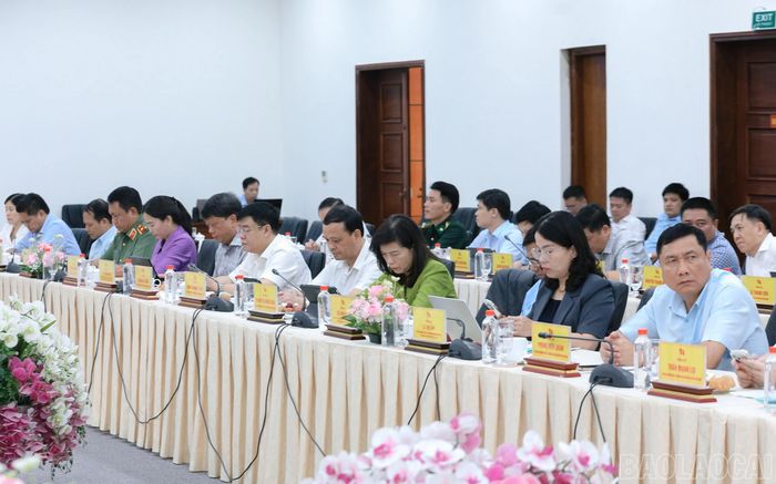 Các đại biểu tỉnh Tuyên Quang dự buổi làm việc.