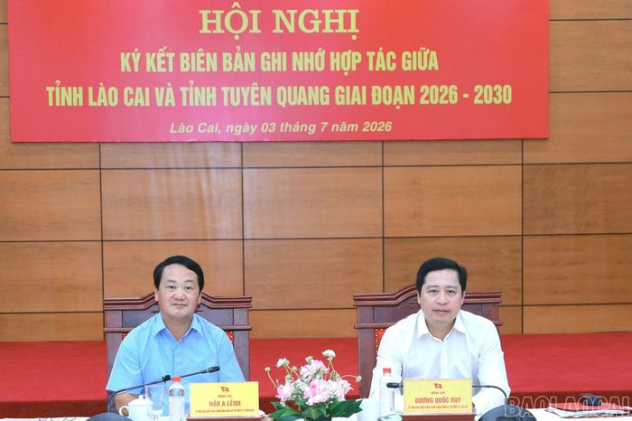 Đồng chí Dương Quốc Huy - Ủy viên Ban Chấp hành Trung ương Đảng, Bí thư Tỉnh ủy Lào Cai và đồng chí Hầu A Lềnh - Ủy viên Ban Chấp hành Trung ương Đảng, Bí thư Tỉnh ủy Tuyên Quang đồng chủ trì buổi làm việc.