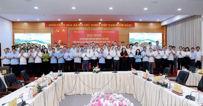 Lãnh đạo hai tỉnh ký kết Biên bản ghi nhớ hợp tác phát triển kinh tế - xã hội giai đoạn 2026 - 2030 giữa UBND tỉnh Lào Cai và UBND tỉnh Tuyên Quang và chụp ảnh lưu niệm.