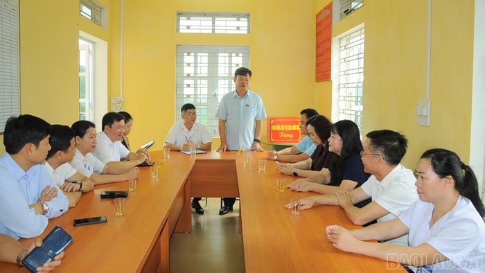 Đoàn công tác của Hội đồng Dân tộc làm việc với Trạm Y tế Trạm Tấu.