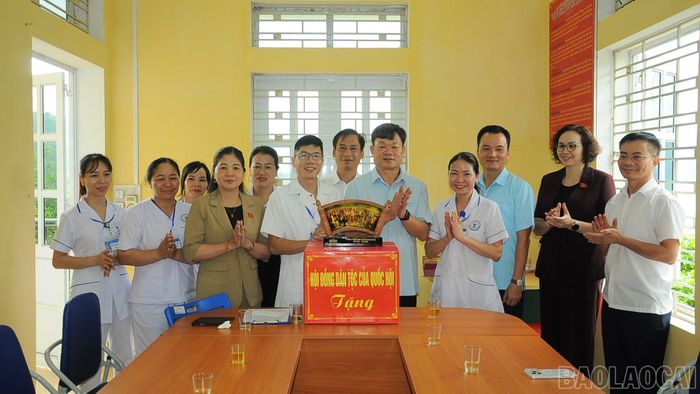 Đoàn công tác tặng quà Trạm Y tế Trạm Tấu.