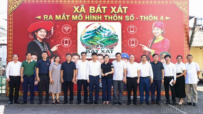Đoàn công tác chụp ảnh lưu niệm với lãnh đạo xã Bát Xát.