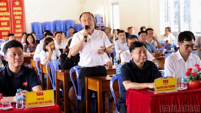 Đại diện lãnh đạo xã Bát Xát giới thiệu tiện ích họp trực tuyến trong ứng dụng thôn số Bát Xát.