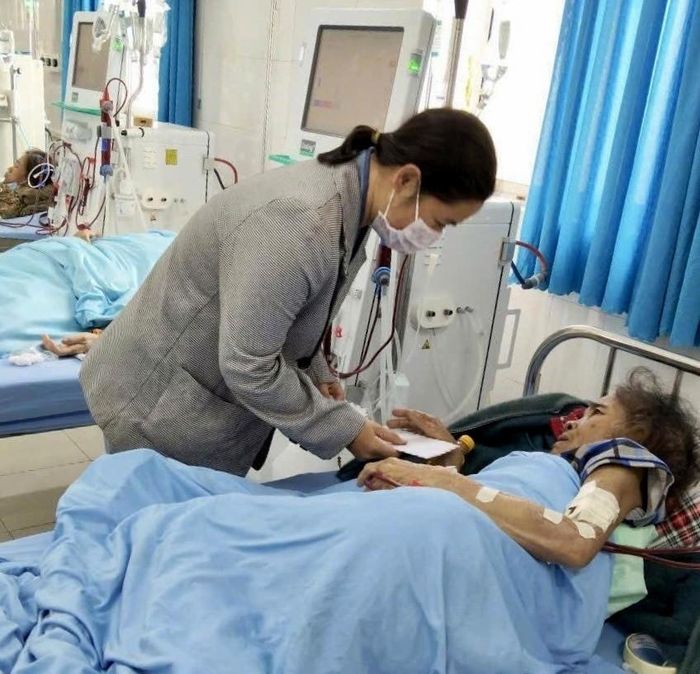 Tặng quà cho bệnh nhân có hoàn cảnh khó khăn chạy thận nhân tạo tại Bệnh viện Đa khoa tỉnh Lâm Đồng