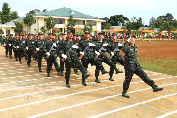 Những bước chân duyệt đội ngũ mạnh mẽ của chiến sĩ mới đã thể hiện sự trưởng thành sau 3 tháng huấn luyện