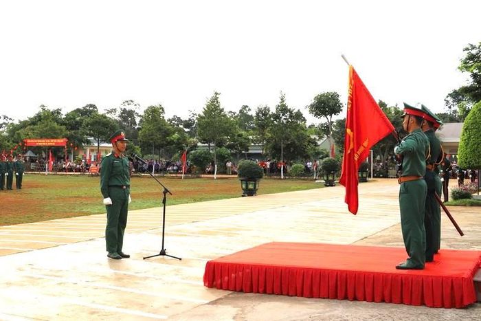 Chiến sĩ mới tuyên thệ trước Quân kỳ Quyết thắng
