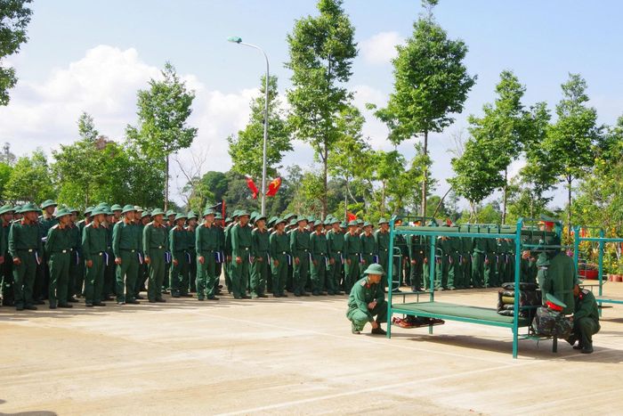 Chỉ huy các cấp đã hướng dẫn chu đáo cho chiến sĩ mới từ bữa ăn, giấc ngủ đến sinh hoạt hằng ngày