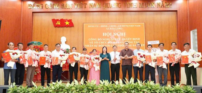 Lãnh đạo xã Bảo Lâm 3 trao quyết định cho các đồng chí giữ chức vụ bí thư chi bộ của 13 thôn