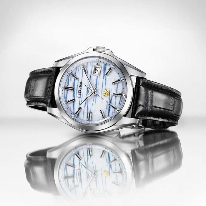 Citizen AQ4090-08A sử dụng dây đeo da cá sấu đen, mang lại cảm giác sang trọng và cổ điển.