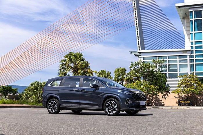 Hyundai Custin sở hữu thiết kế lai giữa MPV và SUV.