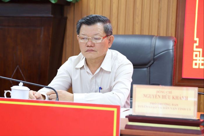 Đồng chí Nguyễn Hữu Khánh, Phó Trưởng Ban Tuyên giáo và Dân vận Tỉnh ủy chủ trì hội nghị tại điểm cầu tỉnh Lâm Đồng