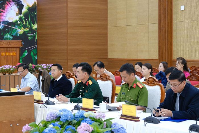 Đại diện lãnh đạo các sở, ngành tham dự họp báo