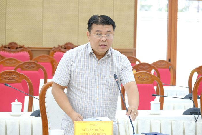 Đại diện lãnh đạo Sở Xây dựng phát biểu, làm rõ các ý kiến của các nhà báo, phóng viên quan tâm