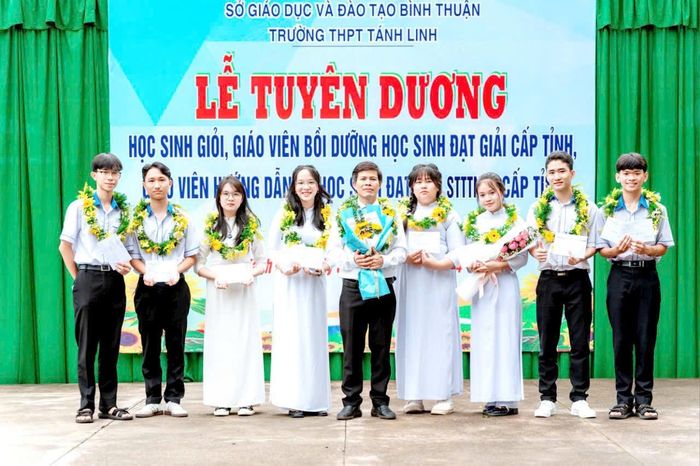 Em Phượng (thứ 4 từ phải qua) được Trường THPT Tánh Linh tuyên dương đạt giải học sinh giỏi cấp tỉnh
