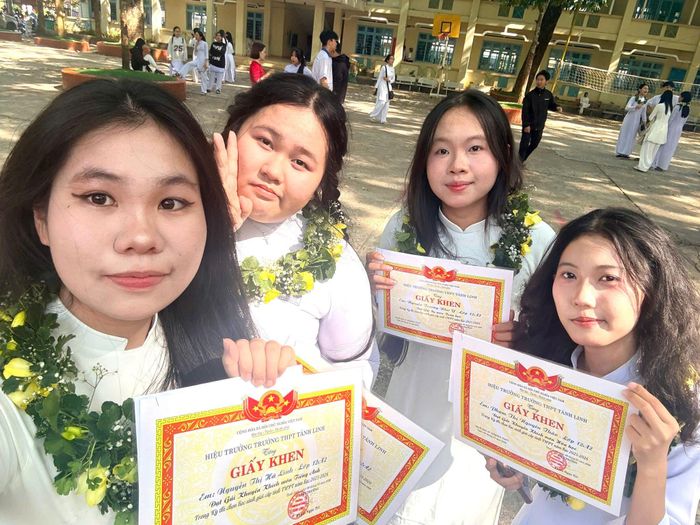Em Phượng cùng các bạn