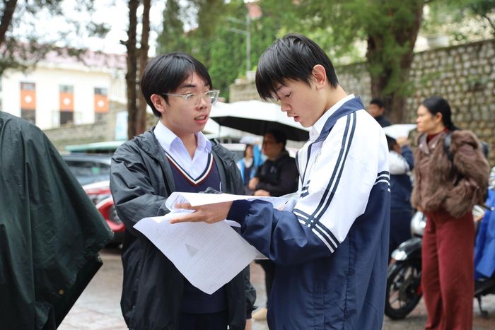 Thí sinh trao đổi về đề thi