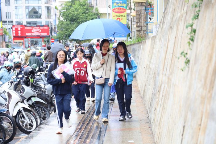 Thí sinh rời điểm thi Trường THCS Nguyễn Du, phường Xuân Hương - Đà Lạt với tâm trạng khá thoải mái