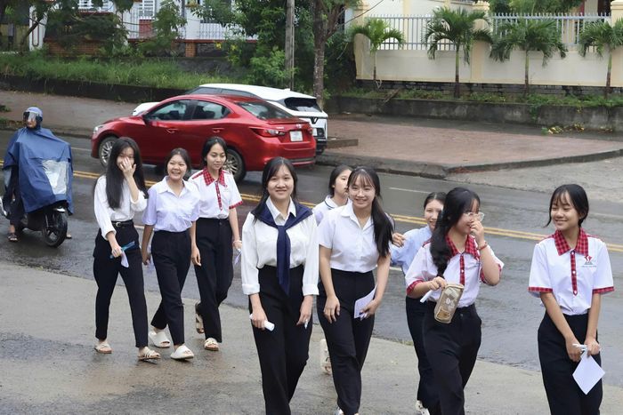 Các thí sinh tham gia dự thi tại điểm thi Trường THPT Chuyên Nguyễn Chí Thanh, phường Nam Gia Nghĩa