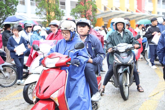 Dù thời tiết có mưa nhẹ nhưng không ảnh hưởng đến việc di chuyển của thí sinh tại điểm thi Trường THCS Nguyễn Du, phường Xuân Hương - Đà Lạt