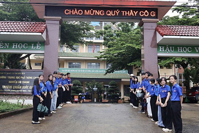 Đội hình Tiếp sức mùa thi tại điểm thi Trường THPT Chuyên Nguyễn Chí Thanh, phường Nam Gia Nghĩa