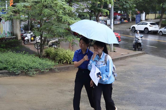 Hỗ trợ thí sinh tại điểm thi Trường THPT Chuyên Nguyễn Chí Thanh
