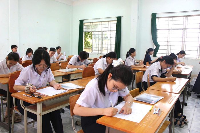 Gần 4.900 thí sinh trên địa bàn tỉnh Lâm Đồng đã kết thúc 3 môn thi không chuyên của Kỳ thi tuyển sinh vào lớp 10 THPT chuyên