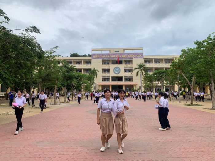 Thí sinh điểm thi Trường THPT Chuyên Trần Hưng Đạo, phường Phú Thủy hoàn thành môn 3 môn thi không chuyên