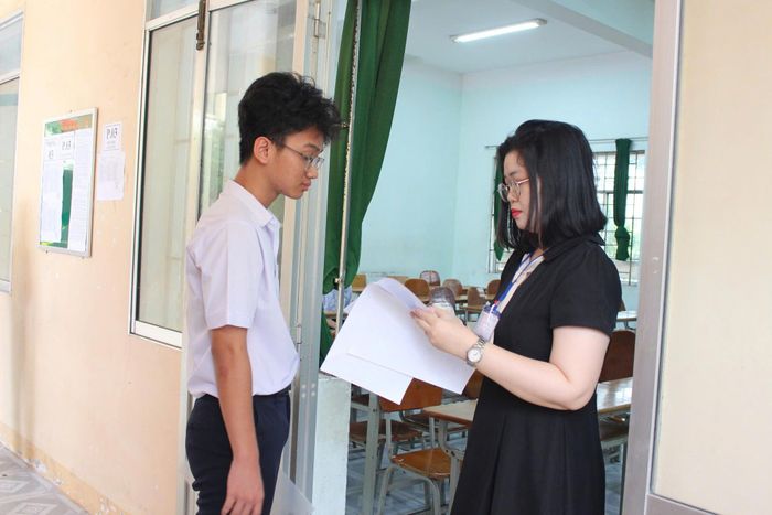 Thí sinh làm thủ tục vào phòng thi tại điểm thi Trường THPT Chuyên Trần Hưng Đạo, phường Phú Thủy