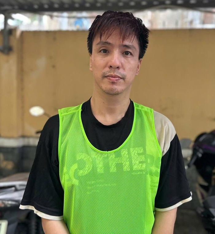 Lê Duy Linh (nghệ danh Tăng Nhật Tuệ) cùng tang vật ma túy và các dụng cụ tự chế thu giữ tại nơi ở.