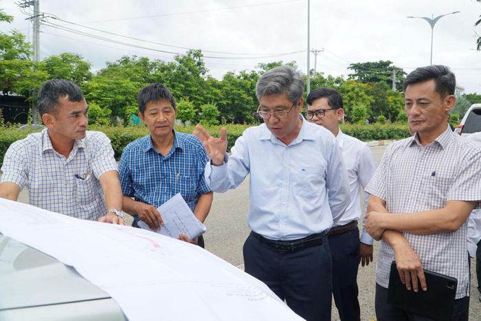 Phó Chủ tịch UBND tỉnh Nguyễn Minh chỉ đạo khi kiểm tra Dự án Đường D9