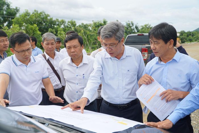 Phó Chủ tịch UBND tỉnh Lâm Đồng Nguyễn Minh yêu cầu tập trung tháo gỡ khó khăn để đẩy nhanh tiến độ thi công Dự án Đường từ thị trấn Tân Minh đi Sơn Mỹ