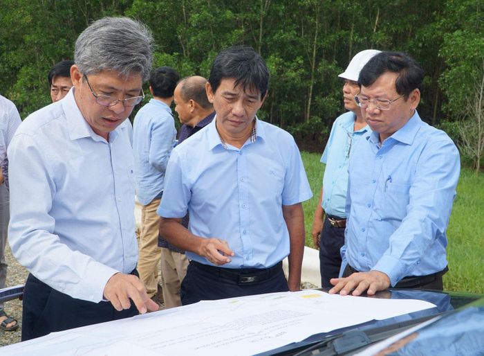 Phó Chủ tịch UBND tỉnh Lâm Đồng Nguyễn Minh kiểm tra thực địa tiến độ thi công Dự án Đường từ thị trấn Tân Minh đi Sơn Mỹ