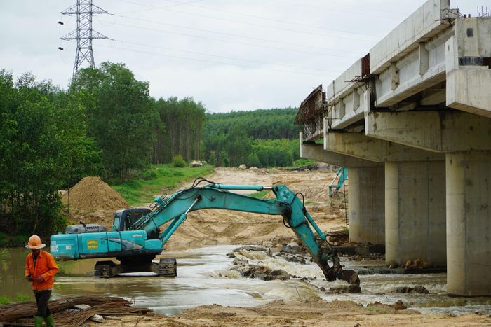 Thi công Dự án Đường tránh ĐT.719 và cầu qua sông Dinh