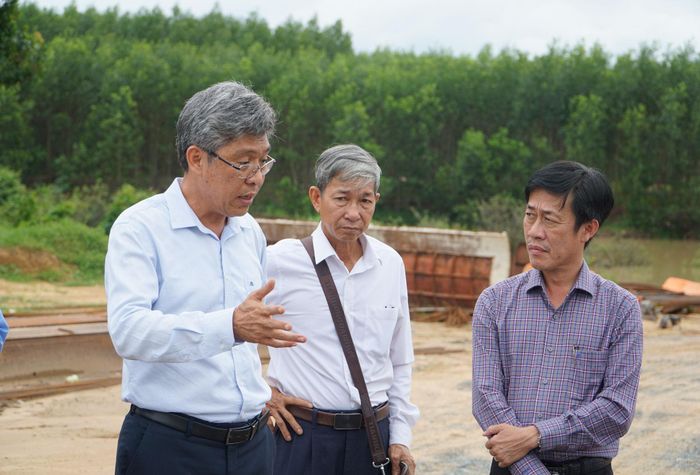 Phó Chủ tịch UBND tỉnh Lâm Đồng Nguyễn Minh chỉ đạo khi kiểm tra tiến độ Dự án Đường tránh ĐT.719 và cầu qua sông Dinh