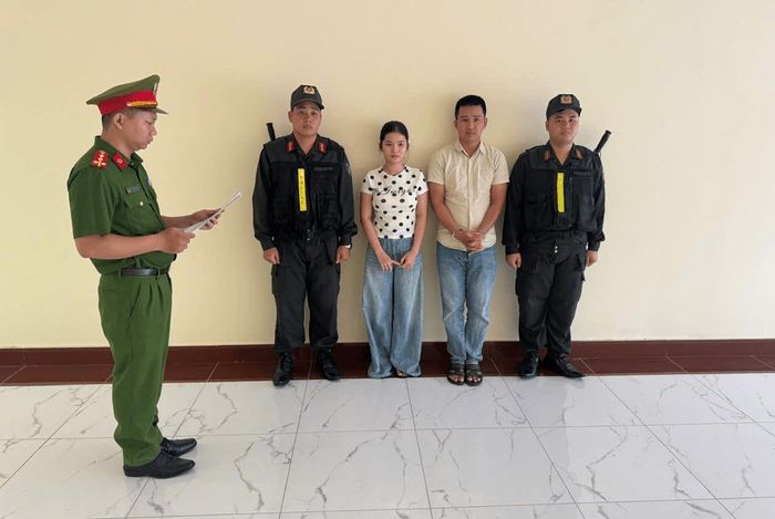 Cơ quan Công an tống đạt quyết định và lệnh đối với Nguyễn Đức Đạo và Phan Thị Hà Ly.