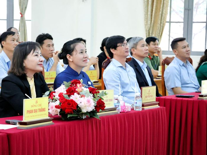 Lãnh đạo địa phương dự buổi gặp mặt