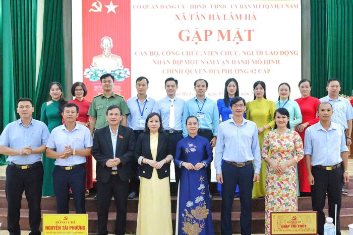 Các đại biểu chụp hình lưu niệm
