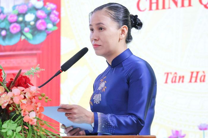 Đồng chí Giáp Thị Thủy, Bí thư Đảng ủy, Chủ tịch HĐND xã Tân Hà Lâm Hà phát biểu tại buổi gặp mặt