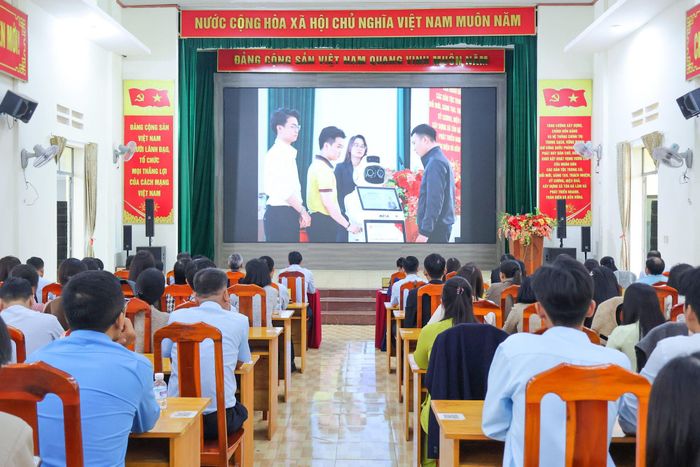 Các đại biểu xem lại clip sau 1 năm vận hành mô hình chính quyền địa phương 2 cấp