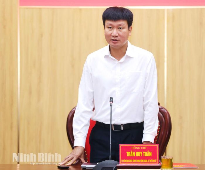 Đồng chí Trần Huy Tuấn, Ủy viên Trung ương Đảng, Bí thư Tỉnh ủy phát biểu kết luận hội nghị.
