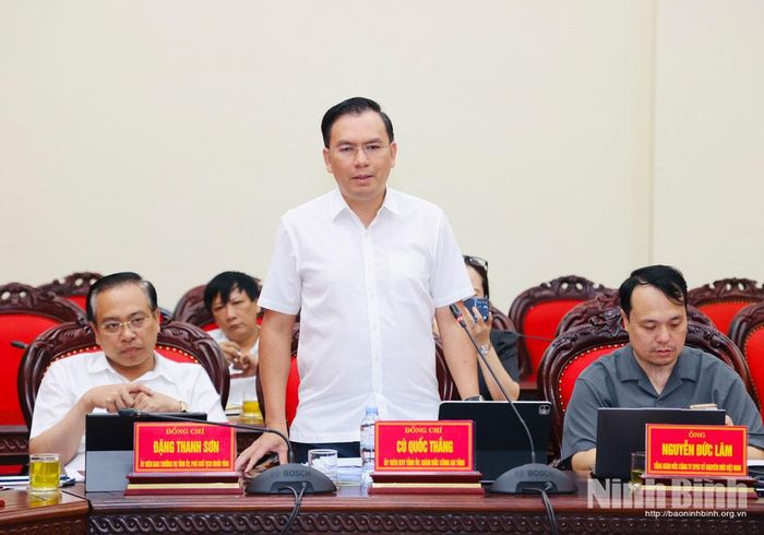 Đồng chí Đại tá Cù Quốc Thắng, Ủy viên Ban Thường vụ Tỉnh ủy, Giám đốc Công an tỉnh phát biểu tại hội nghị.