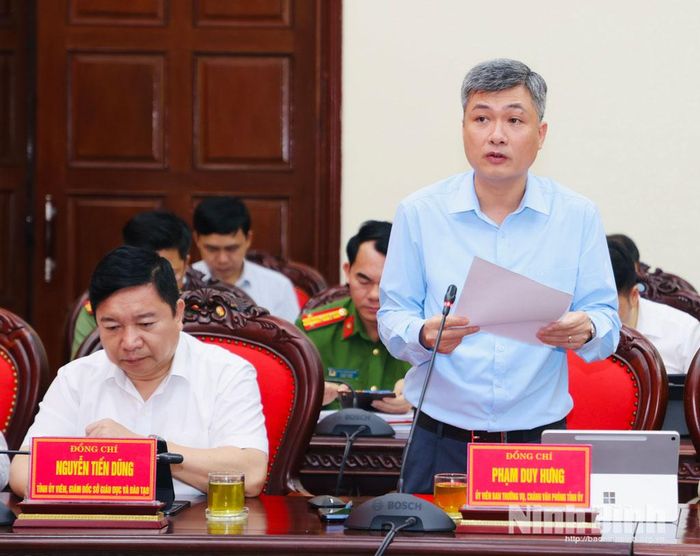 Đồng chí Phạm Duy Hưng, Ủy viên Ban Thường vụ Tỉnh ủy, Chánh Văn phòng Tỉnh ủy trình bày báo cáo tình hình triển khai thực hiện Nghị quyết số 57-NQ/TW trên địa bàn tỉnh 6 tháng đầu năm; triển khai nhiệm vụ trọng tâm cuối năm 2026.