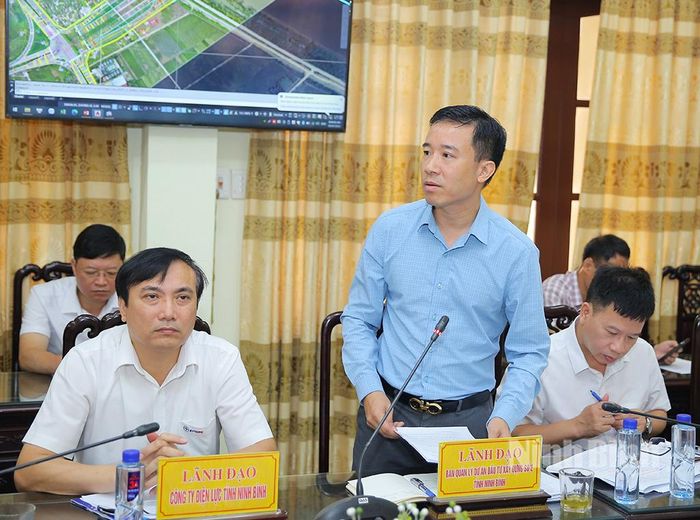 Đại diện Ban Quản lý dự án đầu tư xây dựng số 2 phát biểu tại hội nghị.